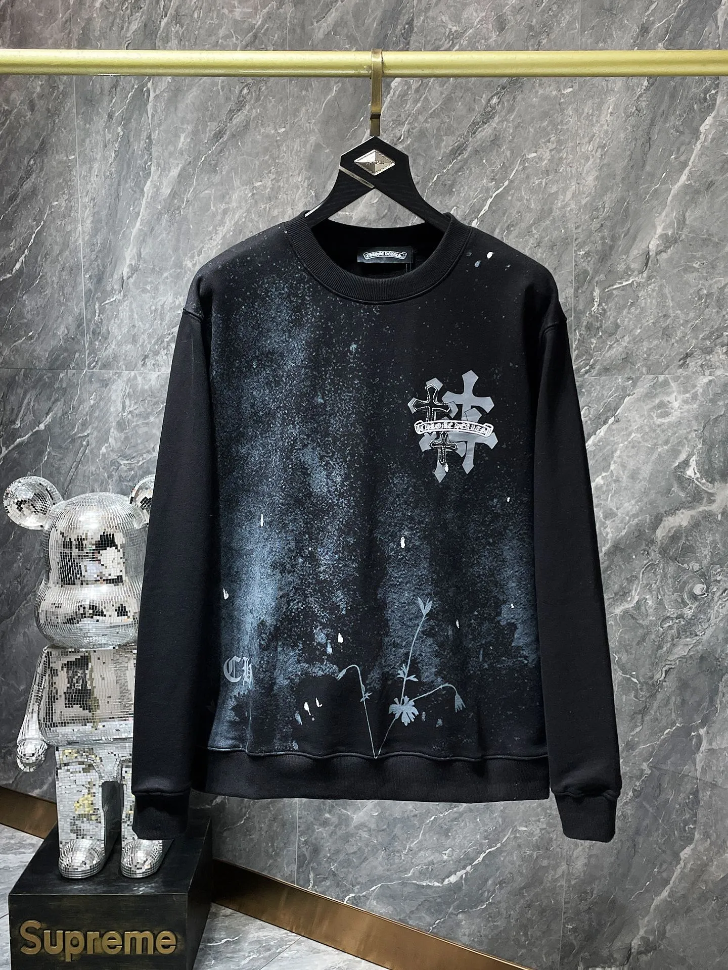 P230 Chrome Hearts Autumn and Winter 2025 are on sale simultaneously at counters. High-weight, environmentally friendly and high-quality top-quality fabrics. Starry sky cross patchwork leather embroidered crew neck sweatshirt. Imported environmentally friendly glue printing and dyeing. Simultaneous counter sales. 1:1 replica version. Recommended colors: black and white. Size: S, M, L, XL.